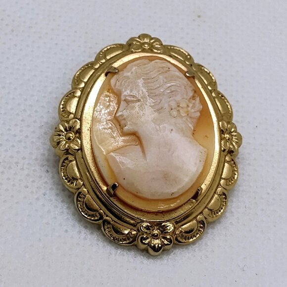 Vintage Coro Shell Carved Cameo Brooch Left Facing in Gold Tone Floral Setting - Picture 2 of 5